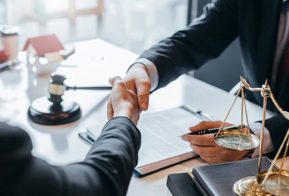 How a Personal Injury Lawyer Helps You Obtain Maximum Compensation