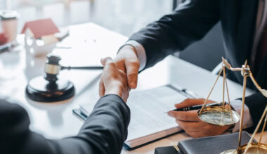 How a Personal Injury Lawyer Helps You Obtain Maximum Compensation