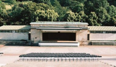 How to Plan a Great Night at an Outdoor Amphitheater Without Missing the Best Parts