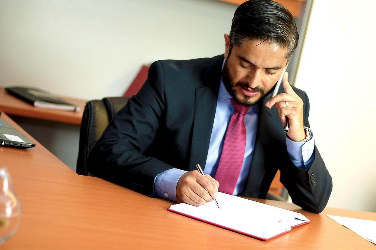 Navigating Complex Insurance Settlements With an Injury Attorney 2